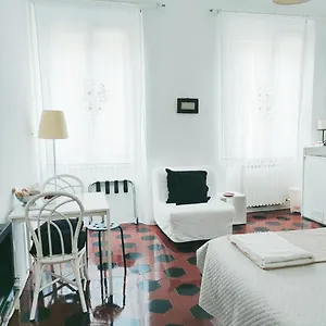 Lucretia House Casa de hóspedes